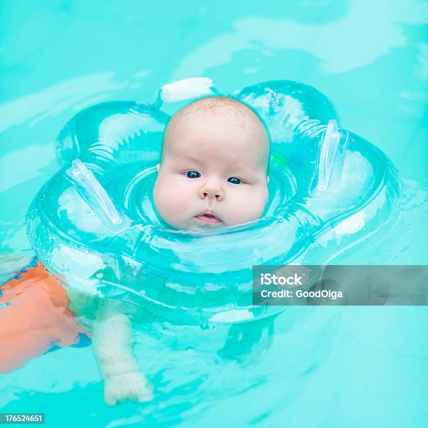 Dzieci Pływać - zdjęcia stockowe i więcej obrazów Aktywny tryb życia - Aktywny tryb życia, Basen, Boja
