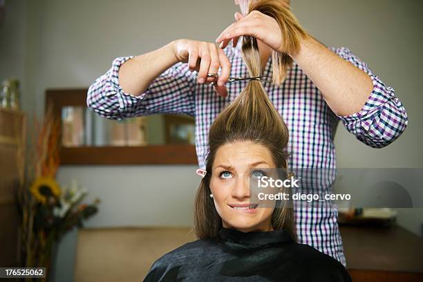 Zdenerwowany Kobieta W Sklepie Fryzjer Cięcia Długie Włosy - zdjęcia stockowe i więcej obrazów Strzyc włosy