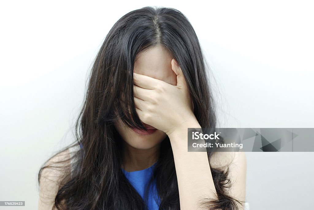 Frau, die Ihr Gesicht mit hand bedeckt - Lizenzfrei Abgeschiedenheit Stock-Foto