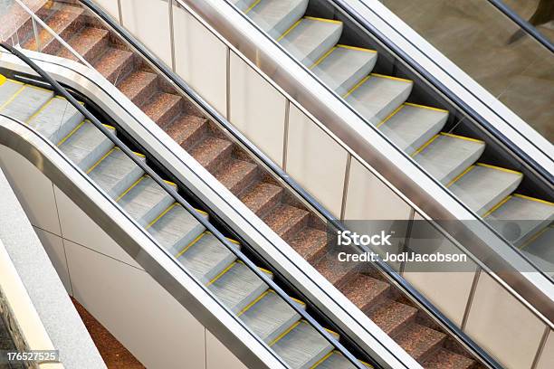 Escaleras Foto de stock y más banco de imágenes de Día - Día, Escalera mecánica, Escaleras