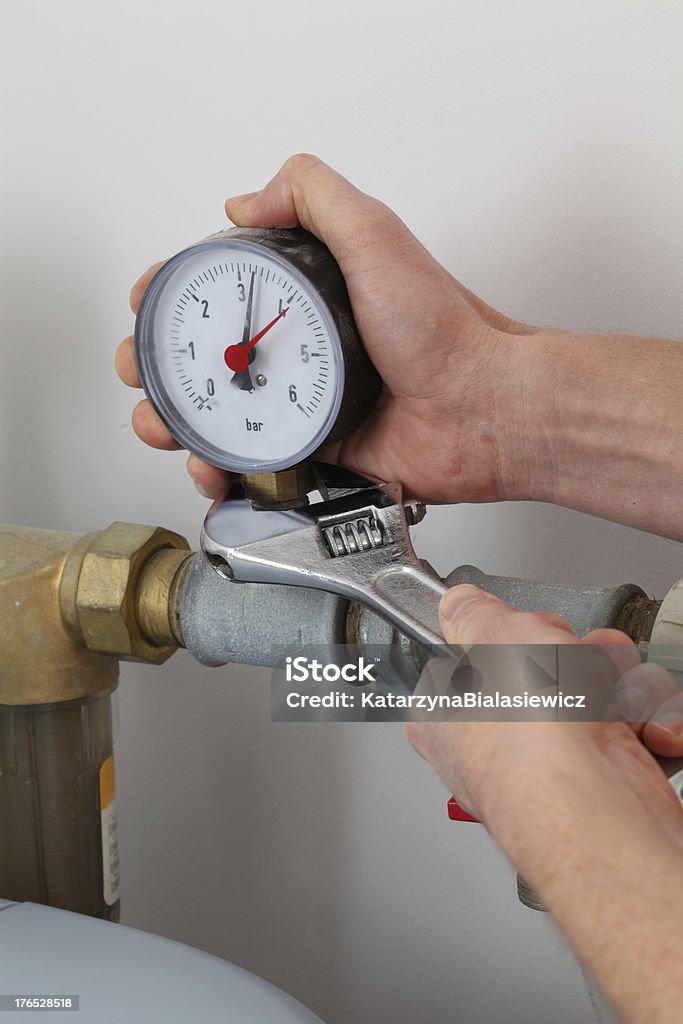 Manómetro de presión de roscado - Foto de stock de Bomba de agua - Herramientas profesionales libre de derechos