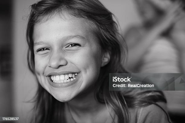 En Primer Plano De Linda Chica Sonriente Con Muescas Mexicana Foto de stock y más banco de imágenes de Blanco y negro