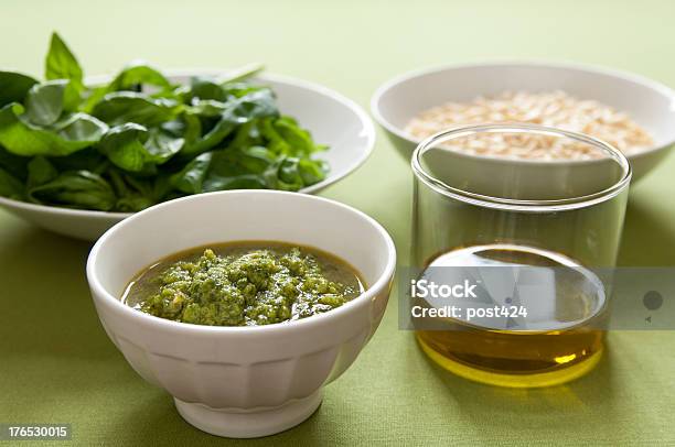 Closeup Di Vista Organico Pesto Italiano - Fotografie stock e altre immagini di Alimentazione sana - Alimentazione sana, Basilico, Cibo