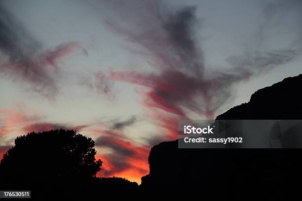 Atardecer Cielo Dramático Courthouse Butte Foto de stock y más banco de imágenes de Aire libre - Aire libre, Cielo, Cielo dramático