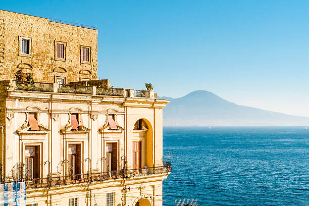 Villa Donn'Anna, Baía de Nápoles, Itália. - fotografia de stock