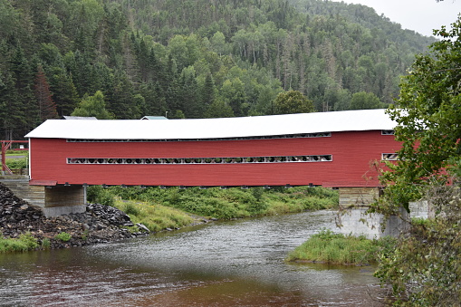Un pont en bois rouge au-dessus de la rivière Matapédia, à Routhierville en Gaspésie