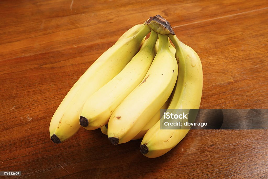 Cacho de Bananas em uma mesa de madeira - Royalty-free Alimentação Saudável Foto de stock