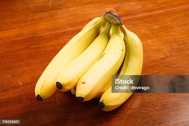 Cacho De Bananas Em Uma Mesa De Madeira - Fotografias de stock e mais imagens de Alimentação Saudável - Alimentação Saudável, Amarelo, Banana - Fruto tropical