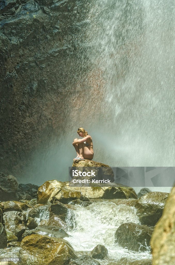 Frau sitzt am Wasserfall - Lizenzfrei 30-34 Jahre Stock-Foto