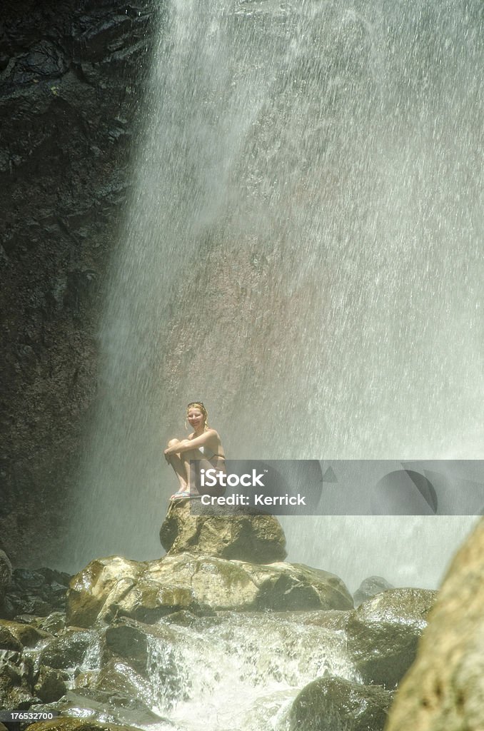 Frau sitzt am Wasserfall - Lizenzfrei 30-34 Jahre Stock-Foto