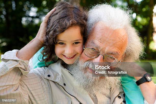 かわいい女の子をかぶり笑うヒゲのあるぴったり祖父 - 2人のストックフォトや画像を多数ご用意 - 2人, 70代, あごヒゲ