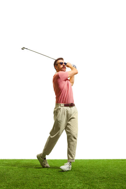 auf dem lebendigen, smaragdgrünen fairway strahlen die makellose form und die akribische technik des golfers fachwissen aus und zeichnen ein bild von anmut und kontrolle. - golf golf club luxury golf course stock-fotos und bilder