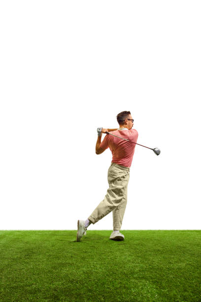 vista posteriore. il golfista ha colpito il pilota spazzante dopo aver colpito la pallina da golf lungo il fairway del golf club. hobby in vacanza e vacanza con gli amici. - golf swing golf golf club chipping foto e immagini stock