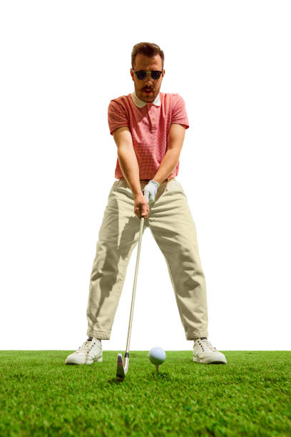 ritratto a figura intera del giocatore di golf professionista focalizzato che contempla il colpo perfetto al golf club in estate. la concentrazione del golfista, incrollabile e determinata. - golf swing golf golf club chipping foto e immagini stock