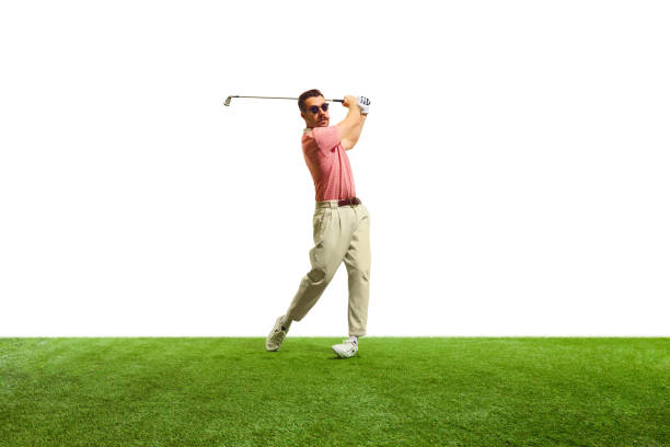 golfista determinato, allinea il suo swing in modo impeccabile, mostrando concentrazione e abilità incrollabili mentre punta a un green lontano in una giornata perfetta. - golf swing golf golf club chipping foto e immagini stock