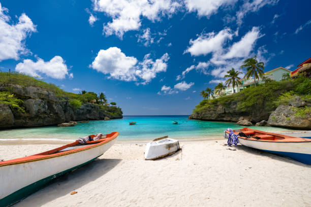 プラヤラグンのボート、ビーチ、キュラソー島 - beach sea landscape curacao ストックフォトと画像