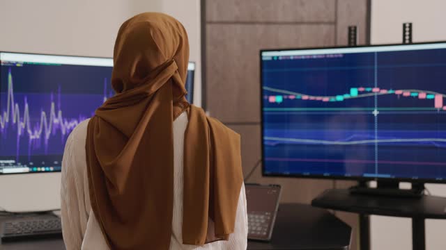 Young Asian muslim  Trading online .