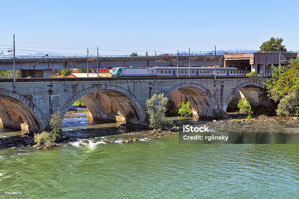 Comboio na Ponte sobre o Rio na Piedmont, Itália. - Royalty-free Comboio Foto de stock