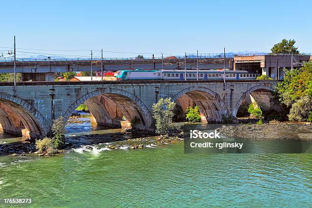 Comboio Na Ponte Sobre O Rio Na Piedmont Itália - Fotografias de stock e mais imagens de Comboio - Comboio, Piemonte, Ao Ar Livre