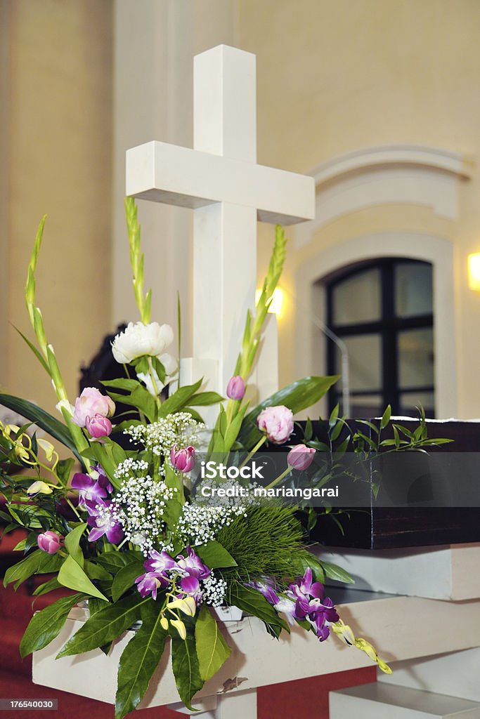 Cross ein Strauß auf dem altar - Lizenzfrei Altar Stock-Foto