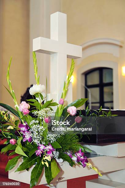 Cross Ein Strauß Auf Dem Altar Stockfoto und mehr Bilder von Altar - Altar, Antiquität, Apulien