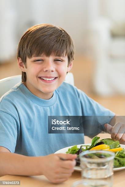 Ragazzo Con Insalata Fresca Al Tavolo Da Pranzo - Fotografie stock e altre immagini di 10-11 anni - 10-11 anni, Abbigliamento casual, Alimentazione sana