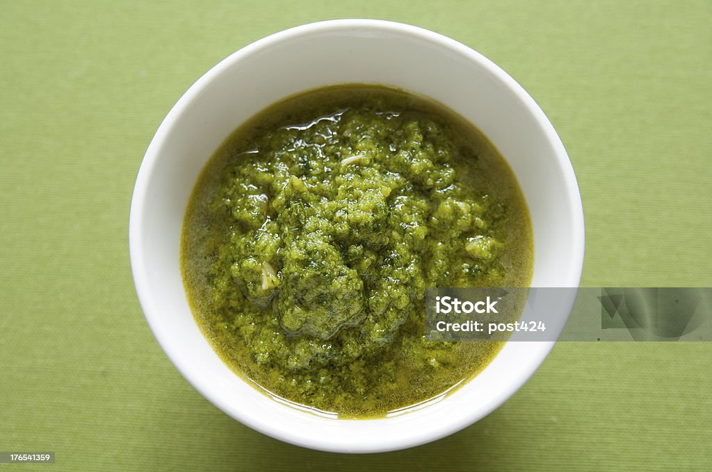 Close-up di vista organico Pesto italiano - Foto stock royalty-free di Alimentazione sana