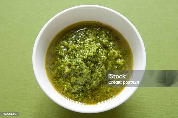 Closeup Di Vista Organico Pesto Italiano - Fotografie stock e altre immagini di Alimentazione sana - Alimentazione sana, Basilico, Cibo