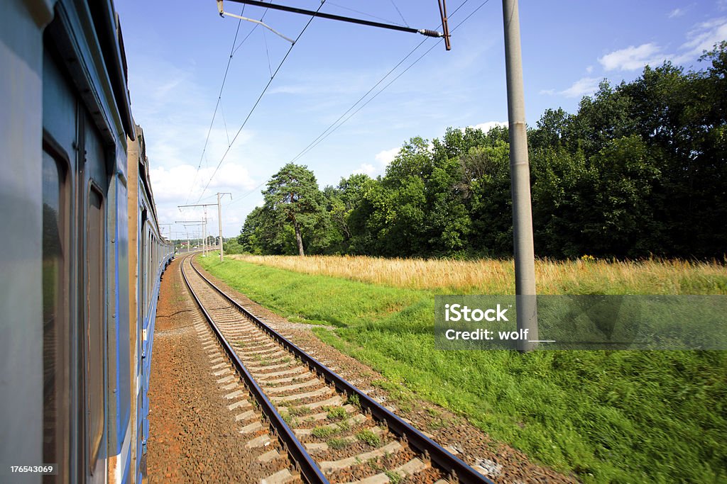 Поезд резания вдоль rails - Стоковые фото Время роялти-фри