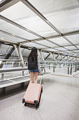 teenager-der-sich-mit-seinem-koffer-am-flughafen-auf-eine-reise-begibt.jpg?b=1&s=170x170&k=20&c=Qm-dNU736SBFqSCBVPB1RueRE70GSIzsQ3bQkh4lyXE=