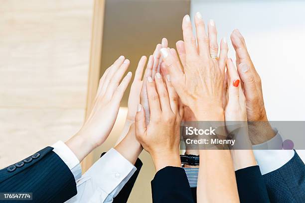 Del Espíritu De Equipo Y Del Trabajo En Equipo Planteado Manos Foto de stock y más banco de imágenes de Adulto