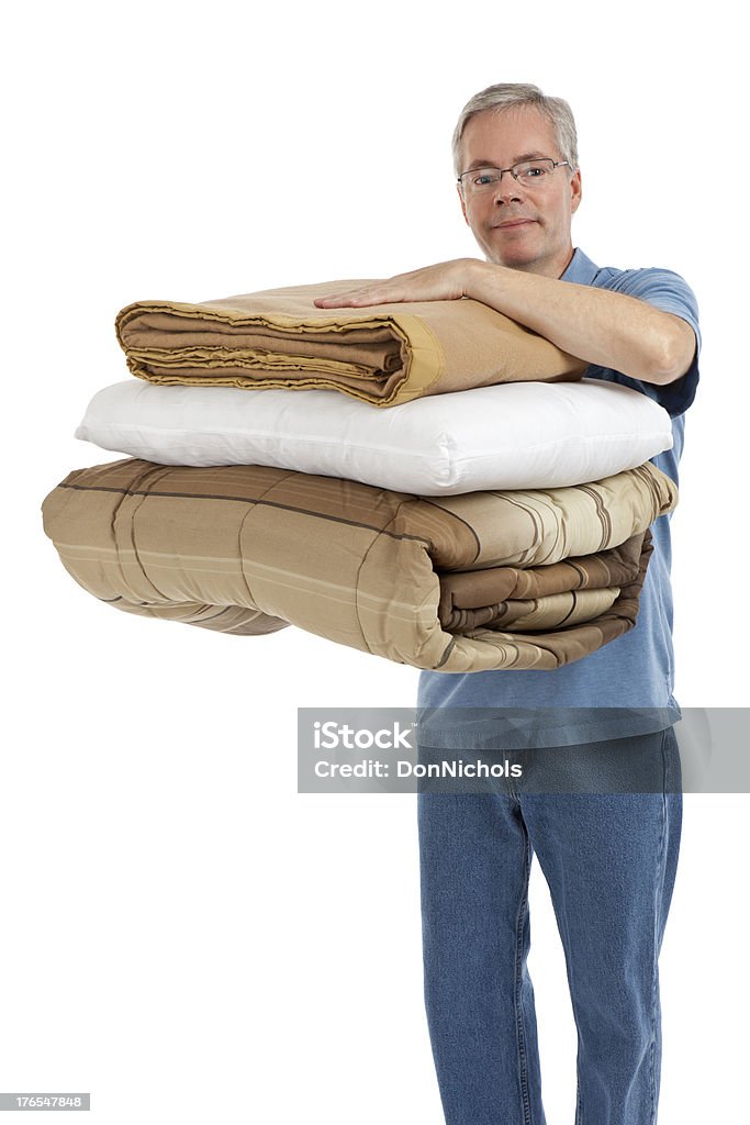 Homem segurando conjunto de roupa de cama - Foto de stock de Cobertor royalty-free