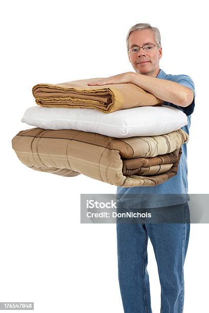 Foto de Homem Segurando Conjunto De Roupa De Cama e mais fotos de stock de Cobertor - Cobertor, Fundo Branco, Homens