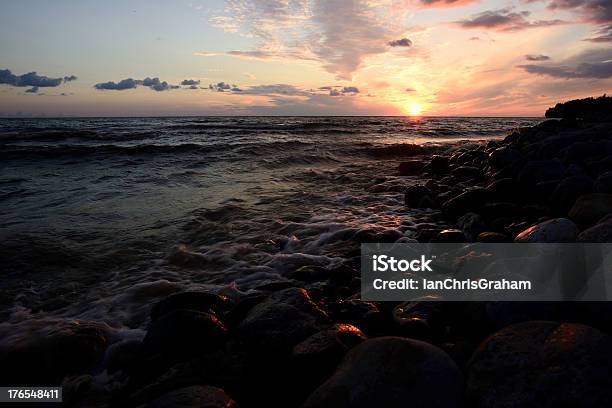 Puesta De Sol Foto de stock y más banco de imágenes de Agua - Agua, Aire libre, Anochecer