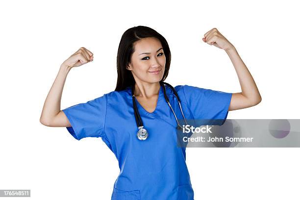 Медсестра Настройку Ее Мышцы — стоковые фотографии и другие картинки Демонстрировать мускулы - Демонстрировать мускулы, Средний медицинский персонал, Весёлый