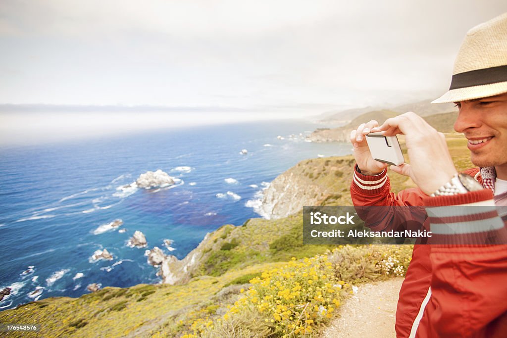 若い男性の眺めを楽しみながら、カリフォルニアの海岸 - なだらかな起伏のある地形のロイヤリティフリーストックフォト