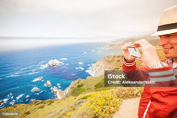 若い男性の眺めを楽しみながらカリフォルニアの海岸 - なだらかな起伏のある地形のストックフォトや画像を多数ご用意 - なだらかな起伏のある地形, カリフォルニア州, カリフォルニア州道1号線