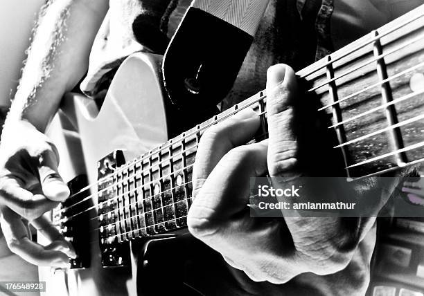Jugando C Principales En Una Guitarra Les Paul Foto de stock y más banco de imágenes de Les Paul - Les Paul, Guitarra, Cable