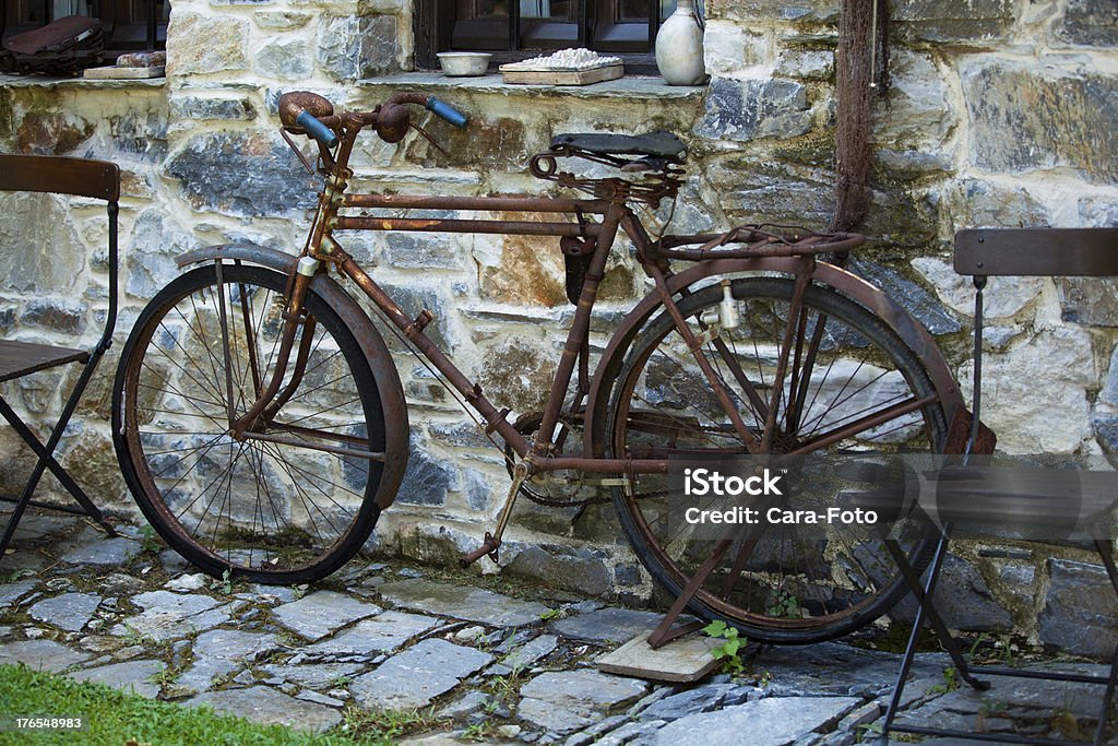 Xe đạp cũ có thể được biến đổi và tân trang lại với nhiều kiểu dáng và chủng loại khác nhau. Chúng là sự lựa chọn hoàn hảo cho những người yêu thích phong cách vintage và độc đáo. Xem hình ảnh về xe đạp cũ để tìm hiểu thêm về những chiếc xe độc đáo này.