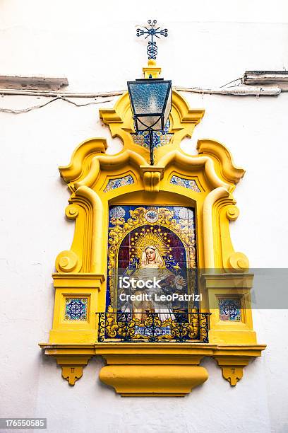 Foto de Altar Em Uma Antiga Alley Sevilha Espanha e mais fotos de stock de Altar - Altar, Andaluzia, Arte