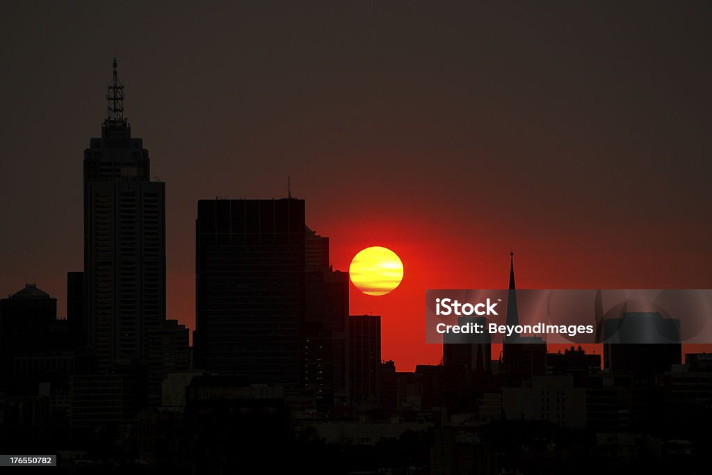 Big red sol de verano en silueta de la ciudad - Foto de stock de Aire libre libre de derechos