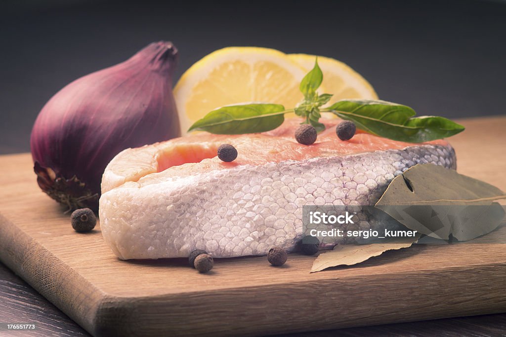 Crudo Trancio di salmone con spezie su sfondo in legno - Foto stock royalty-free di Alimentazione sana