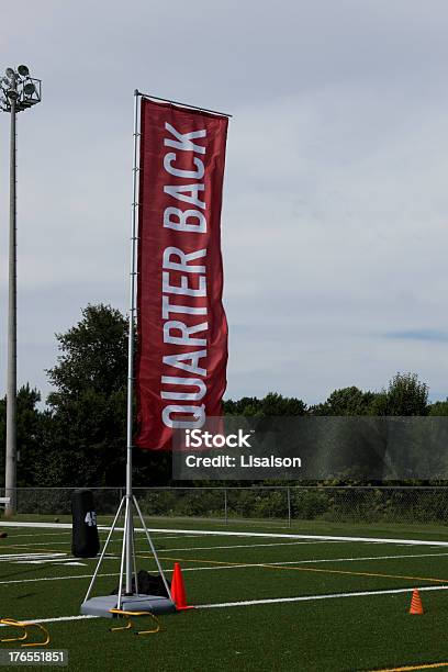 Red Flag Football Playerquarterback - Fotografie stock e altre immagini di Albero - Albero, Allenamento, Ambientazione esterna
