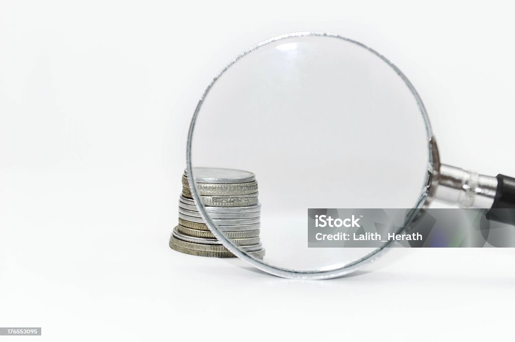 Monedas detrás de lupa - Foto de stock de Curva - Forma libre de derechos