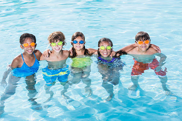 grupo de niños en la piscina - early teens child swimming pool swimming fotografías e imágenes de stock