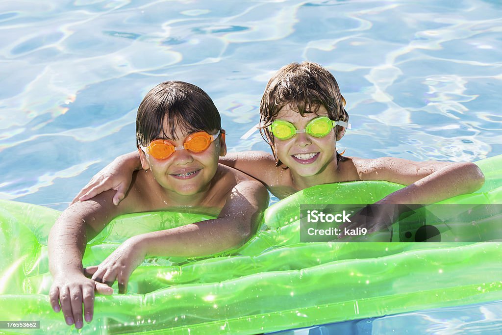 Garçon jouant dans la piscine. - Photo de 10-11 ans libre de droits