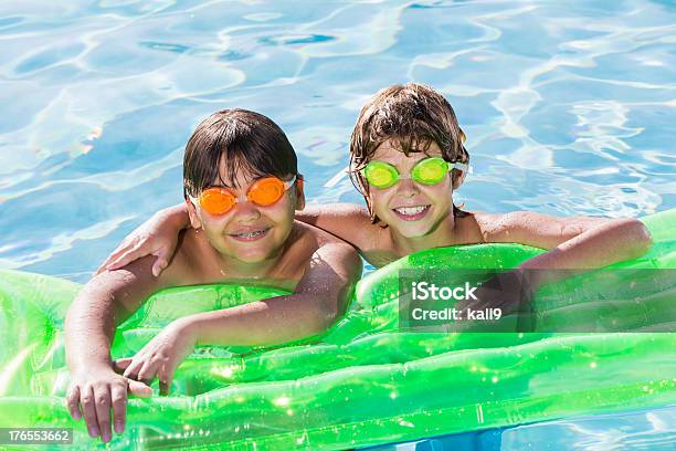 Photo libre de droit de Garçon Jouant Dans La Piscine banque d'images et plus d'images libres de droit de 10-11 ans - 10-11 ans, 8-9 ans, Activité de loisirs