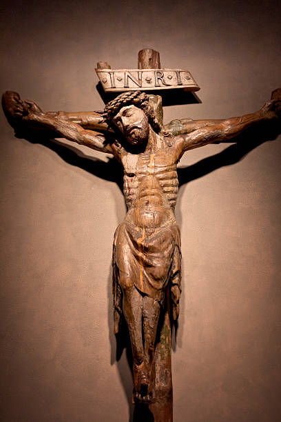 gesù cristo - jesus christ cross old statue foto e immagini stock