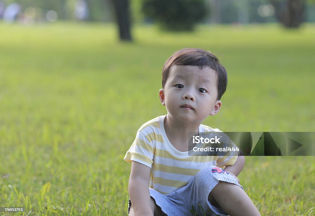 Niedliche Kinder spielen in den park - Lizenzfrei 2-3 Jahre Stock-Foto