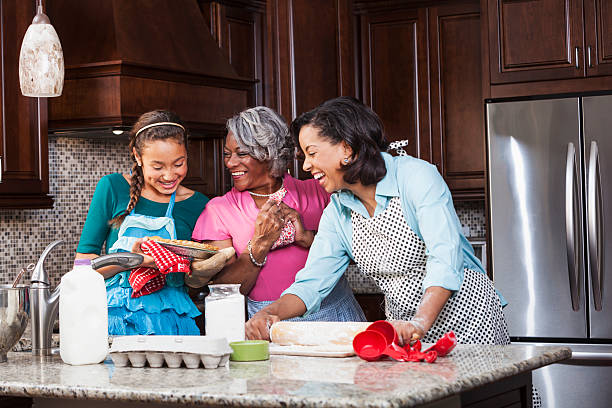 trzy pokoleń pieczenia - grandmother pie cooking baking zdjęcia i obrazy z banku zdjęć